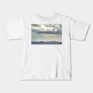 The ferry 'Argylle' making its way over the Firth of Clyde to the Isle of Bute, Scotland Kids T-Shirt